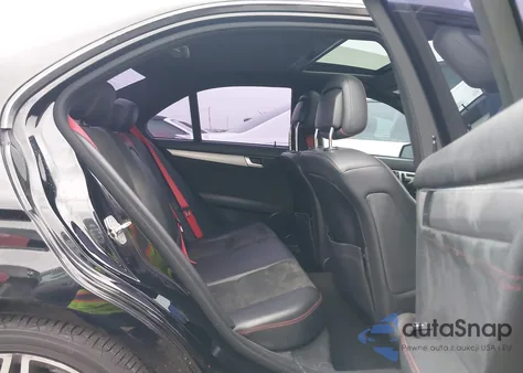 2013 Mercedes-Benz C 250 Sport z USA, uszkodzony, nr VIN WDDGF4HB2DF972380